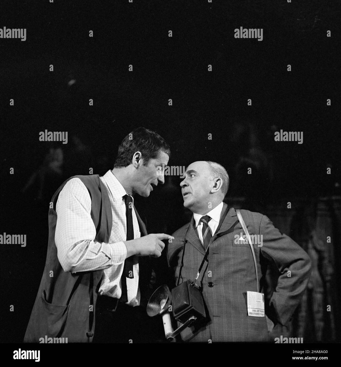 Warszawa, 1969-11-20. Próba generalna przedstawienia teatralnego Rzecz listopadowa Ernesta Brylla w Teatrze Narodowym. Spektakel zu¿yserowa³ Adam Hanuszkiewicz, a twórc¹ scenografii by³ Marian Ko³odziej. Premiera przedstawienia odby³a siê w Teatrze Narodowym w Warszawie w dniu 21.11.1969 r. Nz. Adam Hanuszkiewicz (L) i Seweryn Butrim (P) podczas próby. mta PAP/Henryk Rosiak Warschau, 20. November 1969. Die letzte Aufführung von Ernest Brylls „The November Event“ (Rzecz listopadowa) im Nationaltheater unter der Regie von Adam Hanuszkiewicz. Bühnenbild von Marian Kolodziej. Die Premiere fand in statt Stockfoto
