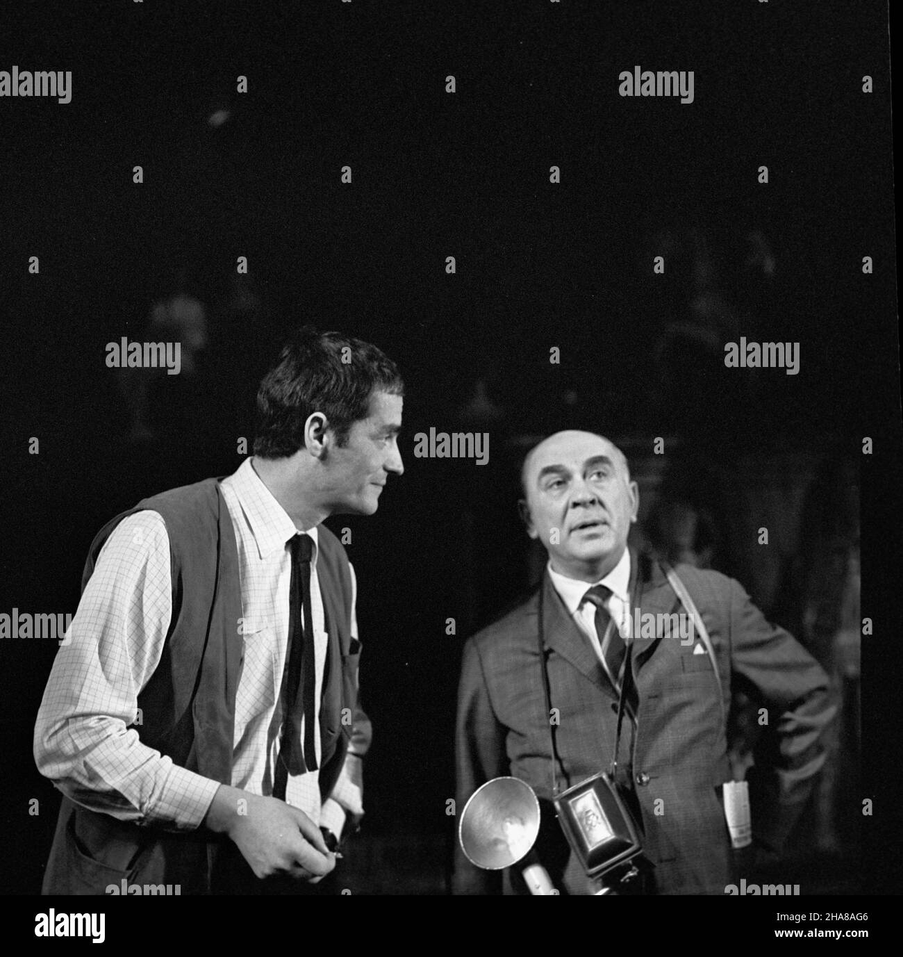 Warszawa, 1969-11-20. Próba generalna przedstawienia teatralnego Rzecz listopadowa Ernesta Brylla w Teatrze Narodowym. Spektakel zu¿yserowa³ Adam Hanuszkiewicz, a twórc¹ scenografii by³ Marian Ko³odziej. Premiera przedstawienia odby³a siê w Teatrze Narodowym w Warszawie w dniu 21.11.1969 r. Nz. Adam Hanuszkiewicz (L) i Seweryn Butrim (P) podczas próby. mta PAP/Henryk Rosiak Warschau, 20. November 1969. Die letzte Aufführung von Ernest Brylls „The November Event“ (Rzecz listopadowa) im Nationaltheater unter der Regie von Adam Hanuszkiewicz. Bühnenbild von Marian Kolodziej. Die Premiere fand in statt Stockfoto