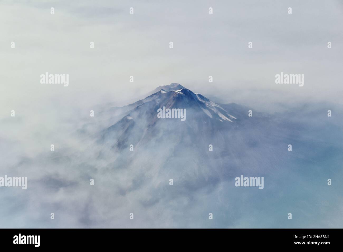 Mount Shasta Luftaufnahme vom Flugzeug, Nordkalifornien Cascade Range Nebelrauch von Waldbränden, Waldbränden. Siskiyou County, Kalifornien, United Stockfoto