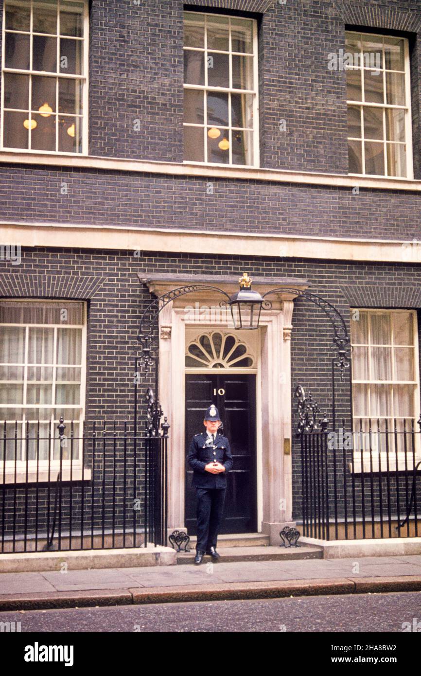 1970S 10 DOWNING STREET IN DER STADT WESTMINSTER LONDON ENGLAND IST OFFIZIELLER WOHNSITZ UND GESCHÄFTSSTELLE DES PREMIERMINISTERS VON GROSSBRITANNIEN - KR28638 SPE001 HARS ORDER OFFICER SYMBOLE REGIERUNG COP AUGE KONTAKT FREIHEIT SCHÜTZEN STRUKTUR SCHUTZ UND ANZAHL FÜHRUNG DIE WESTMINSTER BEHÖRDE POLITIK UNIFORMEN KONZEPT KONZEPTUELLE 10 BOBBY CITIES MINISTER OFFIZIELLEN PREMIERMINISTER TREASURY AUCH VOR DER TÜR OFFIZIERE POLIZISTEN SYMBOLISCHE KONZEPTE COPS FASSADE HAUPTQUARTIER MID-ADULT MID-ADULT MANN ABZEICHEN ABZEICHEN KAUKASISCHEN ETHNIZITÄT ALTMODISCHEN PREMIERMINISTER VERTRETUNG VEREINIGTES KÖNIGREICH Stockfoto