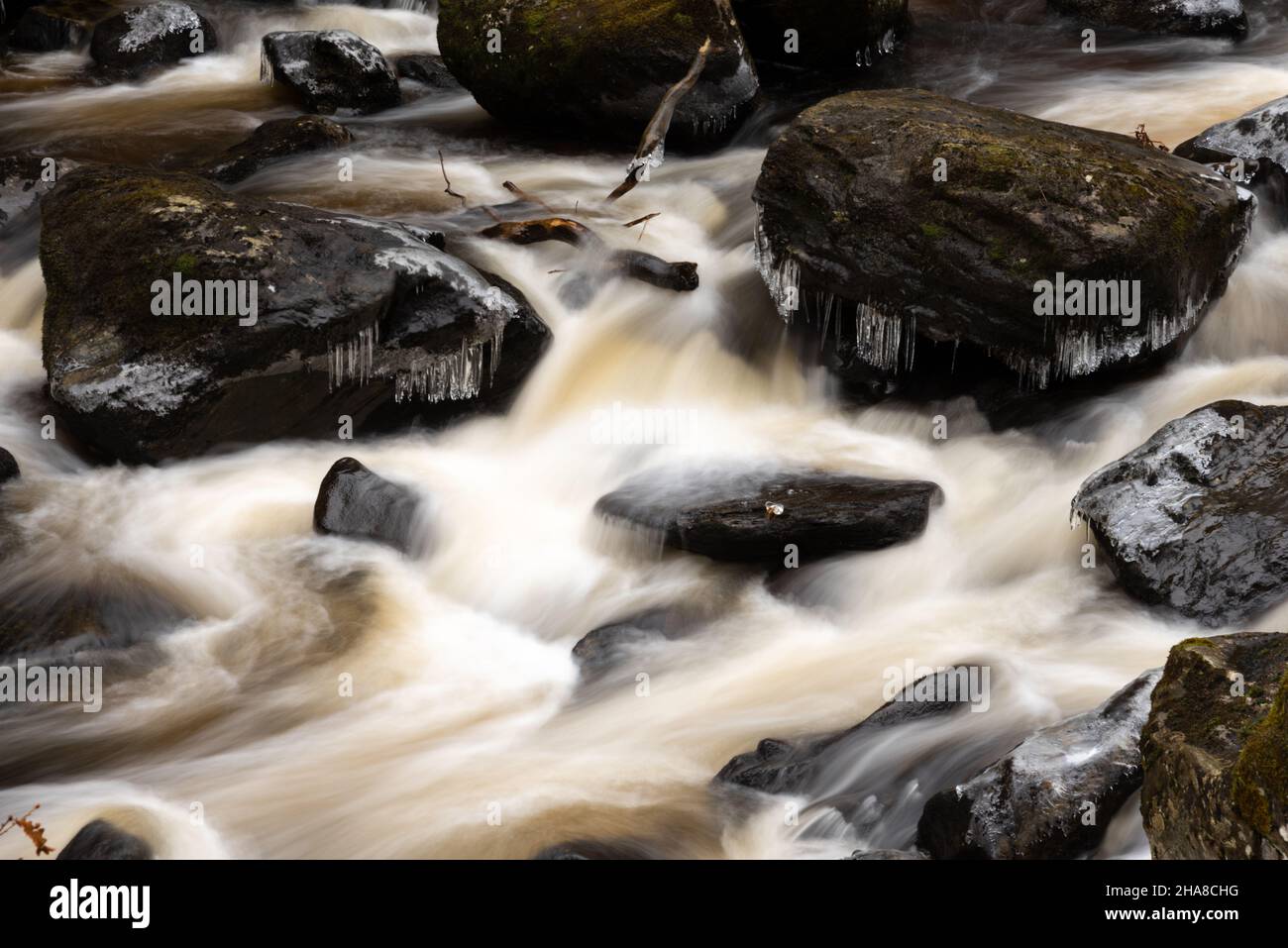 Gefrorene Steine in Highland Fluss in der Eremitage, Pitlochry, Schottland Stockfoto