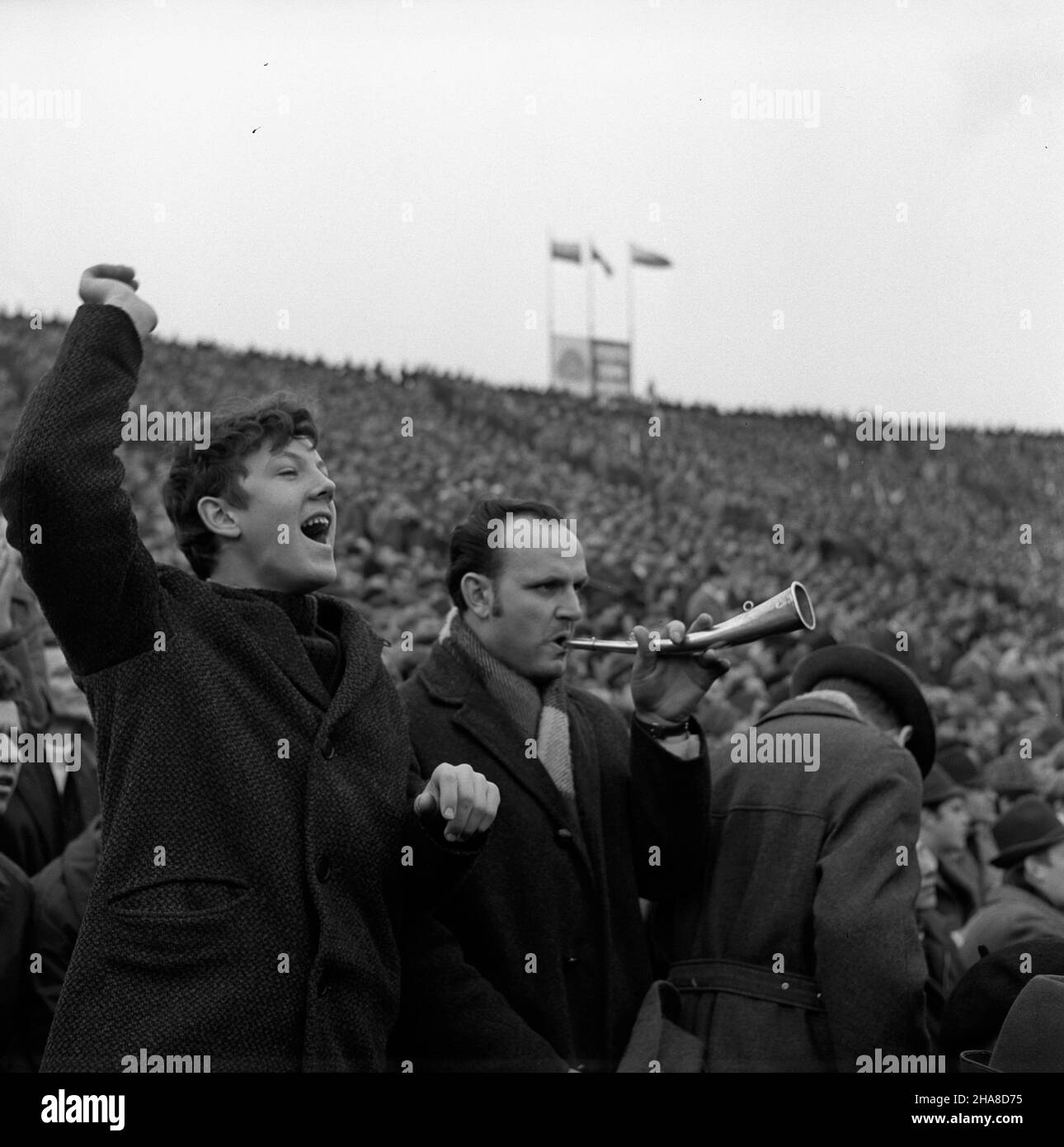 Warszawa, 1969-11-09. Ostatni mecz eliminacyjny Mistrzostw Œwiata 1970 w pi³ce no¿nej. Na Stadion Dziesiêciolecia reprezentacja Polski pokona³a zespó³ Bu³garii 3:0. Dwie bramki zdoby³ Andrzej Jarosik, trzeci¹ Kazimierz Deyna. NZ. kibice. uu PAP/Muszyñski Warschau, 9. November 1969. Das letzte Qualifikationsspiel für die Europa-Fußball-Meisterschaft 1970 startete am Sonntag um 1200 Uhr im Dzierieciolecia-Stadion. Die polnische Mannschaft gewinnt mit Bulgarin 3 zu 0. Zwei Tore schoss Andrzej Jarosik und der dritte von Kazimierz Deyna. Im Bild: Fans. uu PAP/Muszynski Stockfoto