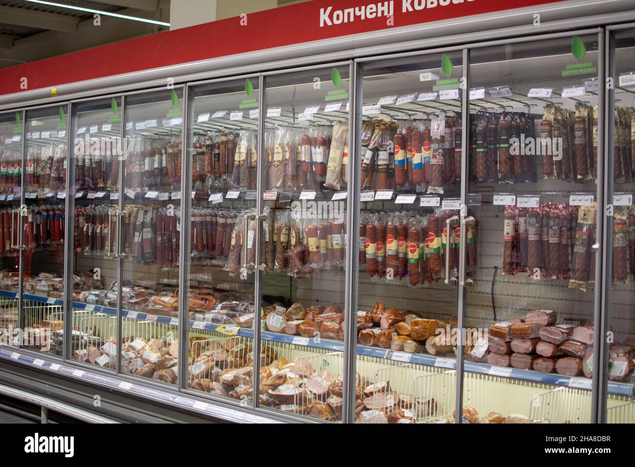 Odessa, Ukraine - 7. November 2021: Im Metro Cash Carry Supermarkt. Vitrine mit Würstchen. Stockfoto