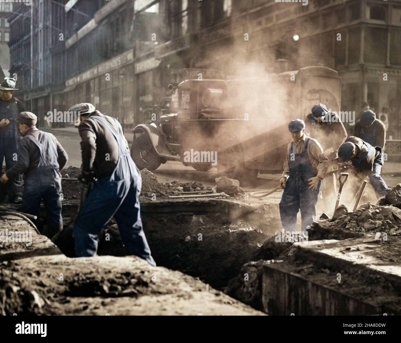 1930S BAUARBEITER AUF DER STRASSE GRABEN GRABEN BOSTON MA USA - Q42493C CPC001 HARS GESCHICHTE JOBS VEREINIGTE STAATEN KOPIEREN RAUM IN VOLLER LÄNGE PERSONEN OVERALLS VEREINIGTE STAATEN VON AMERIKA MÄNNER NORDAMERIKA MASSACHUSETTS NORTH AMERICAN SKILL BERUF FÄHIGKEITEN STÄDTISCHEN ZENTRUM MANUELLE STÄRKE GRABEN NORDÖSTLICHE ARBEITSBESETZUNGEN OSTKÜSTEN GRABEN VERSORGUNGSWERKE INFRASTRUKTUR SCHAUFELN UND SCHAUFELN SCHAUFELN OVERALL GRABEN GRABEN GRABEN GRABEN GRABEN BAGGER BAGGER DUSTY MA NEW ENGLAND ARBEITER ARBEITEN ALTMODISCH Stockfoto