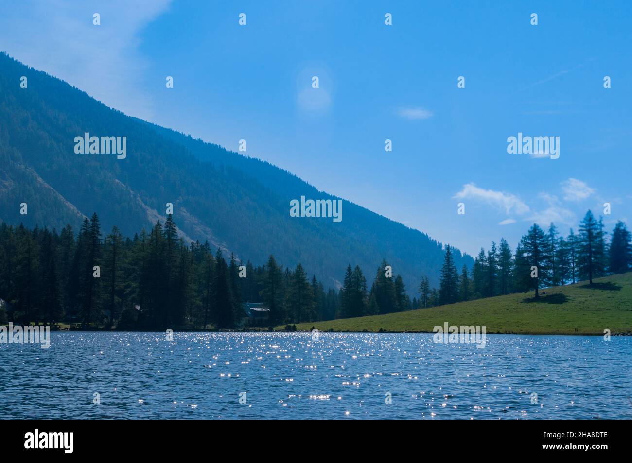 Fantastischer Blick auf einen Bergsee, umgeben von den Bergen der Steiermark. Sonniger Herbsttag Stockfoto