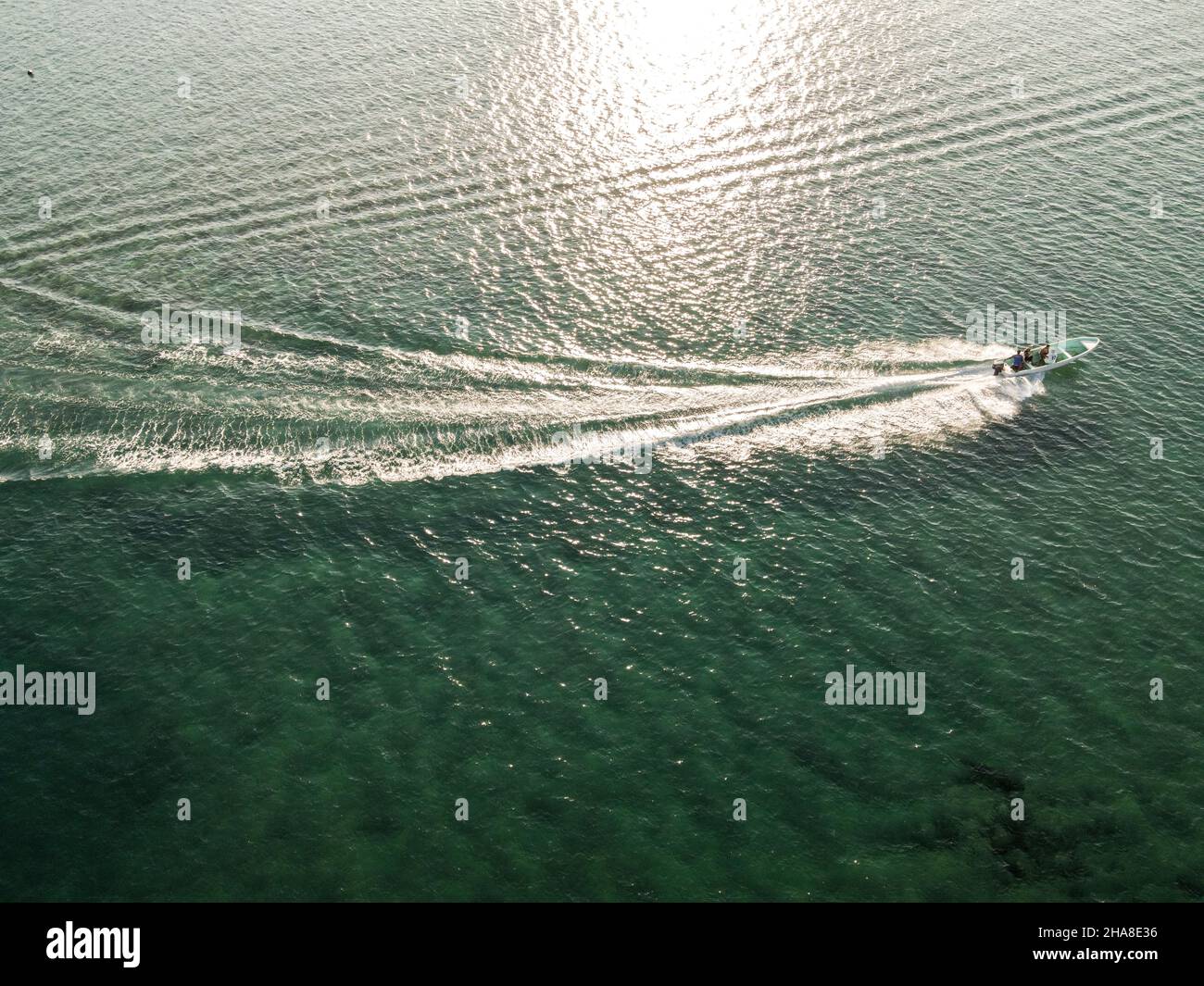 Luftaufnahme des Bootes auf der Mitte des Wassers Stockfoto