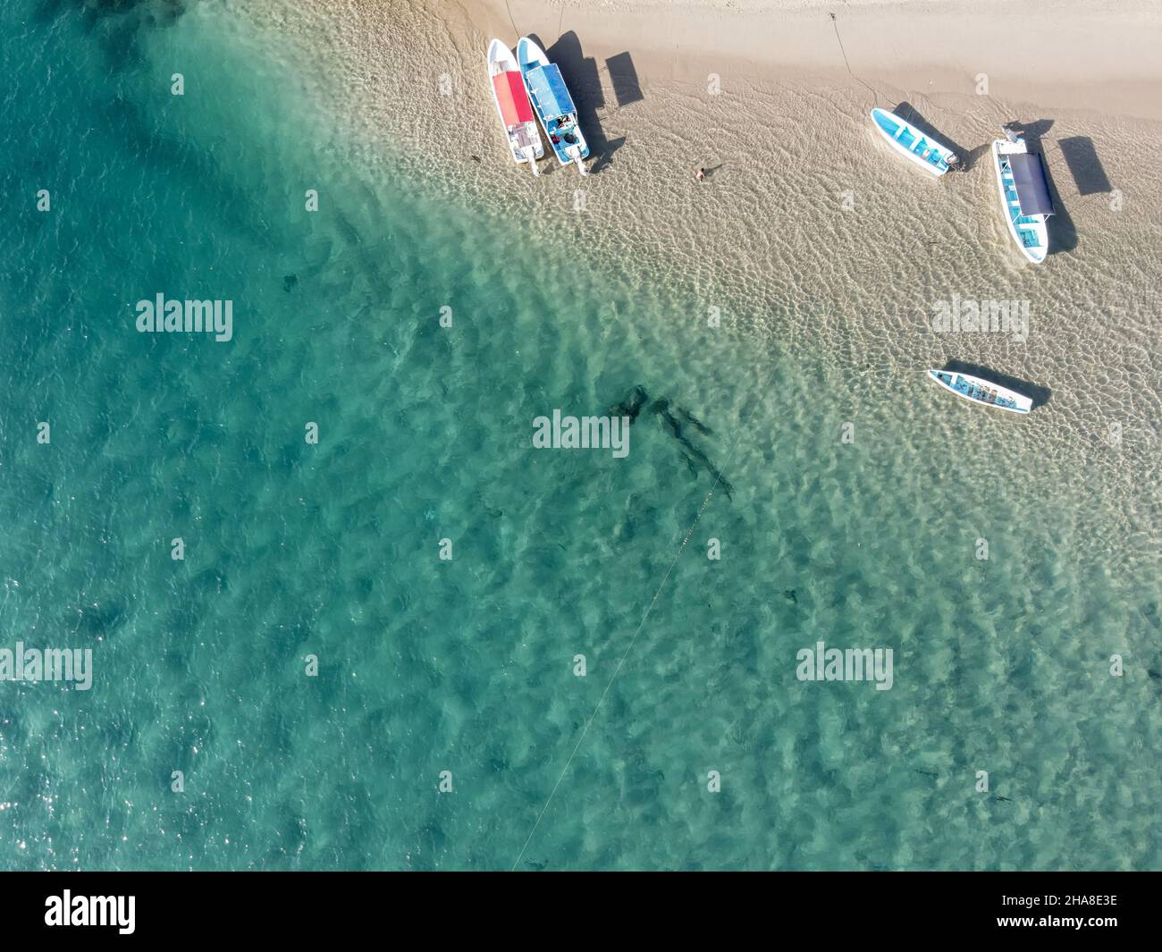 Luftaufnahme der Boote am kristallklaren Strand Stockfoto