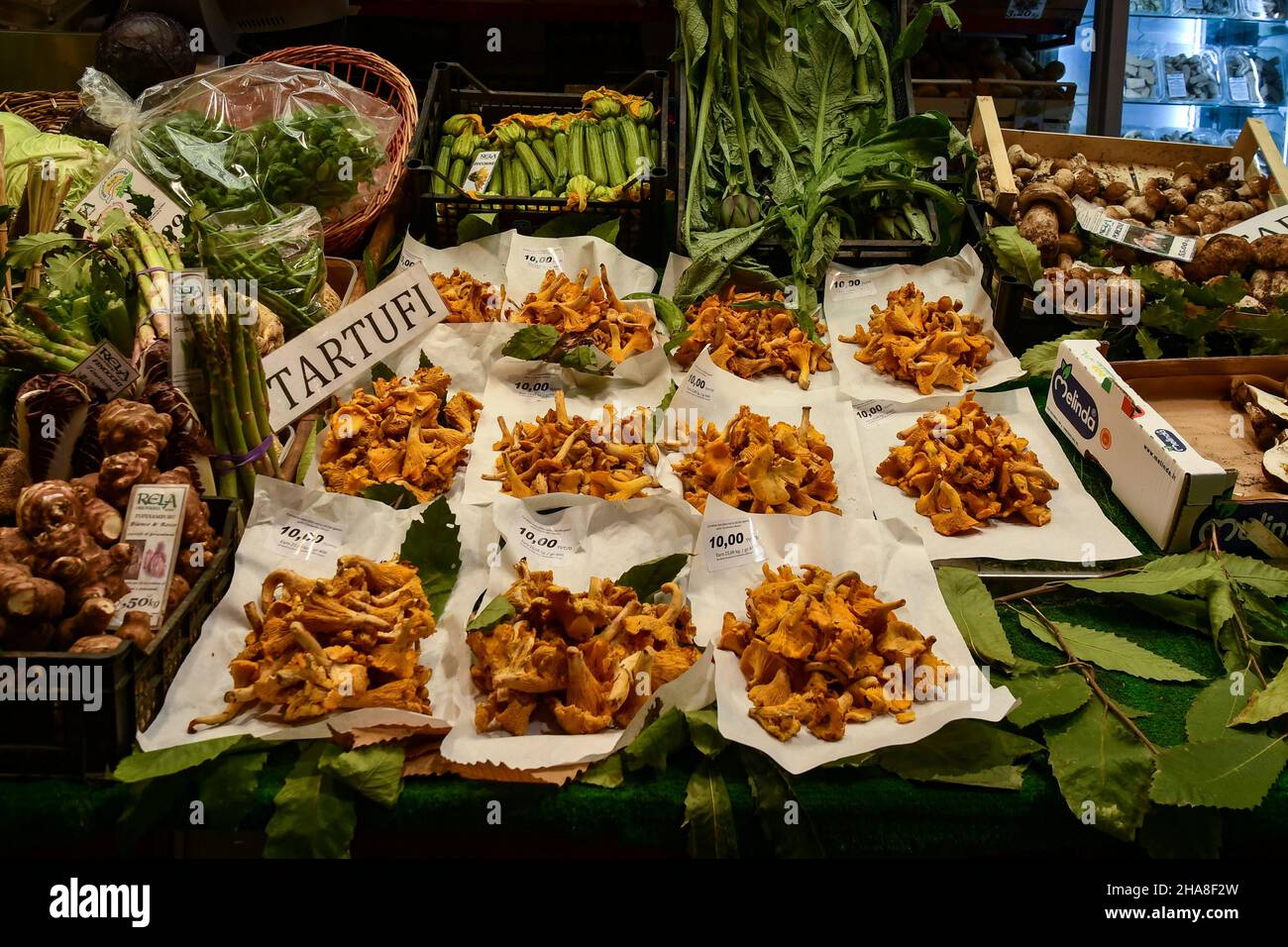 Pilze und andere Köstlichkeiten werden an einem Stand auf dem überdachten Orientalischen Markt (MOG) im Zentrum von Genua, Ligurien, Italien, ausgestellt Stockfoto