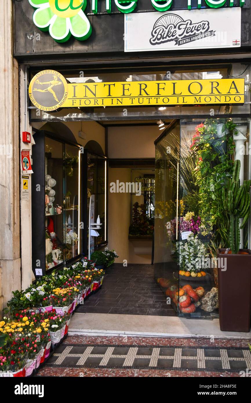 Eingang eines mit dem Liefernetzwerk Interflora verbundenen Blumenladens im Zentrum von Genua, Ligurien, Italien Stockfoto