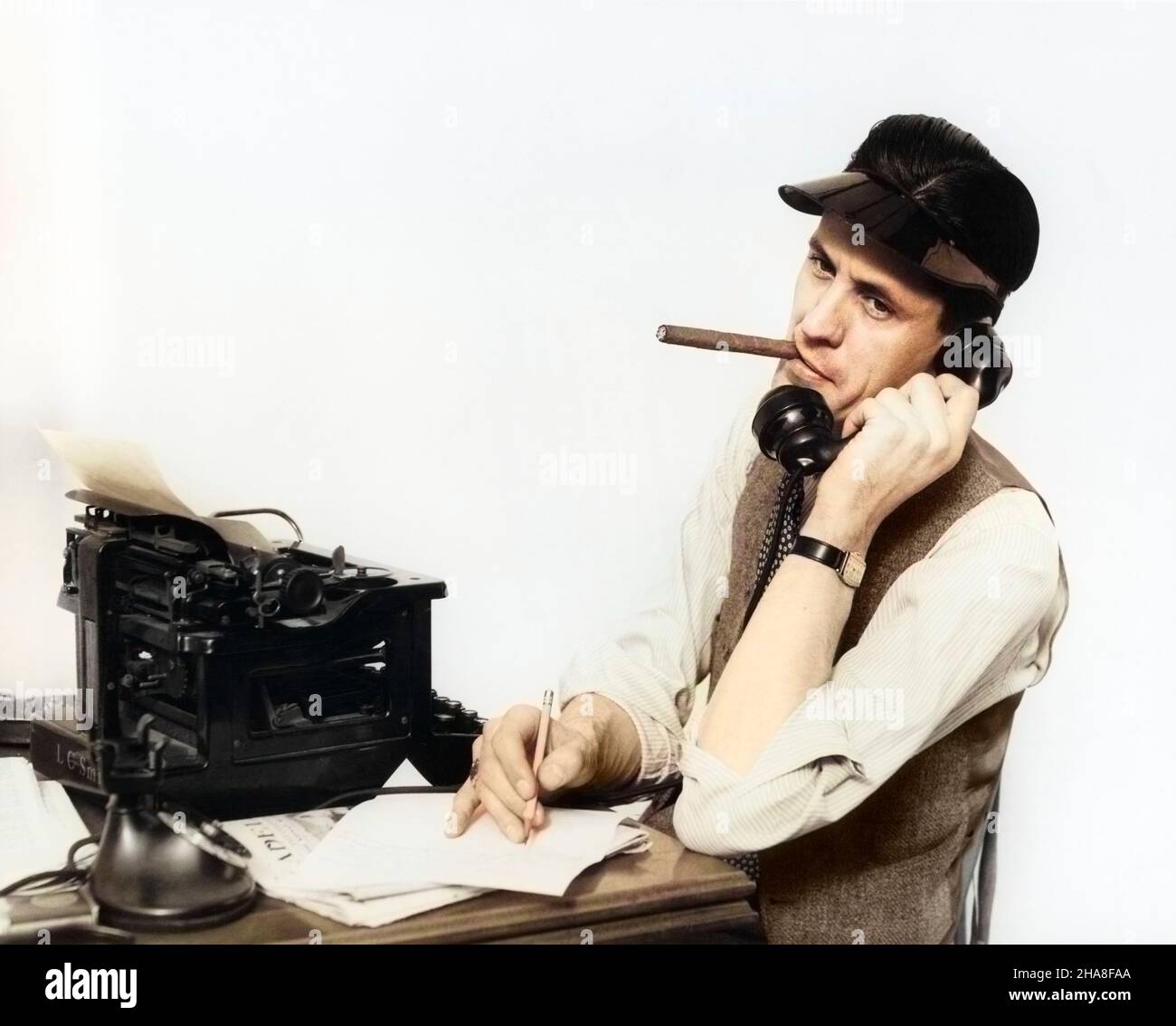 1930S 1940S MANN ZEITUNGSREPORTER AM TELEFON TRÄGT VISIER RAUCHEN ZIGARRE SITZEN AN DER SCHREIBMASCHINE REDEN - T367C HAR001 HARS PERSONEN MÄNNER BERUF JOURNALIST VERÖFFENTLICHT BERUF TELEFONIEREN TABAK NETWORKING KARRIERE BERUFE RAUCHER NOTIZEN MACHEN MANLY TELEFONIEREN SCHRIFTSTELLER KOMMUNIKATION JOURNALISMUS MID-ADULT MID-ADULT MAN NEWSMAN NEWSMEN SCOOP VISOR KAUKASISCHE ETHNIE HAR001 ALTMODISCH Stockfoto