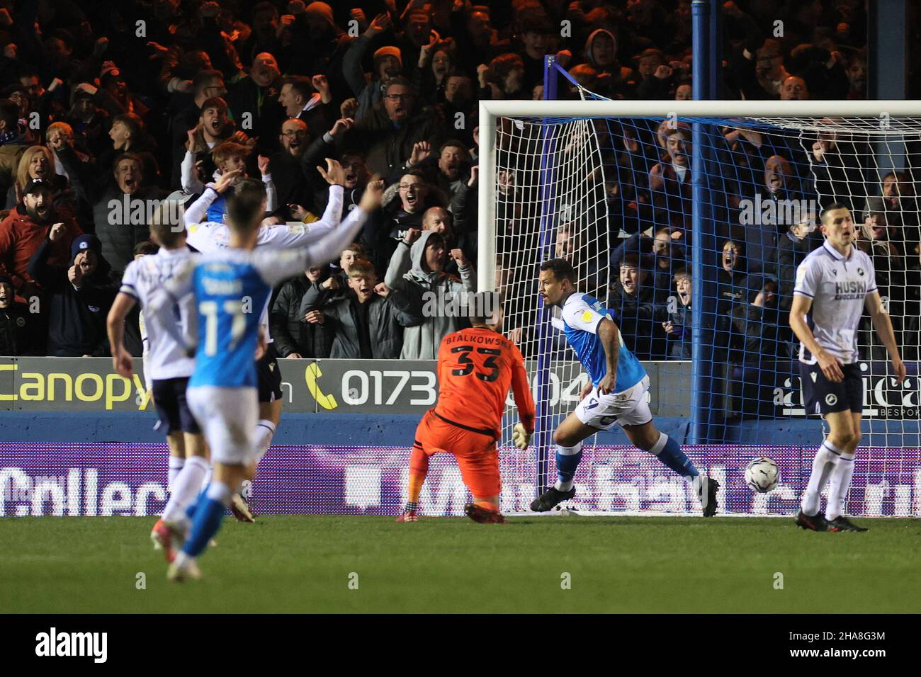 PETERBOROUGH, GBR. DEZ 11TH. Jonson Clarke-Harris feiert, nachdem Danny McNamara von Millwall beim Sky Bet Championship-Spiel zwischen Peterborough United und Millwall in der London Road, Peterborough, am Samstag, dem 11th. Dezember 2021 ein eigenes Tor erzielt hat, um es 1-1 zu erreichen. (Kredit: James Holyoak | MI News) Kredit: MI Nachrichten & Sport /Alamy Live News Stockfoto