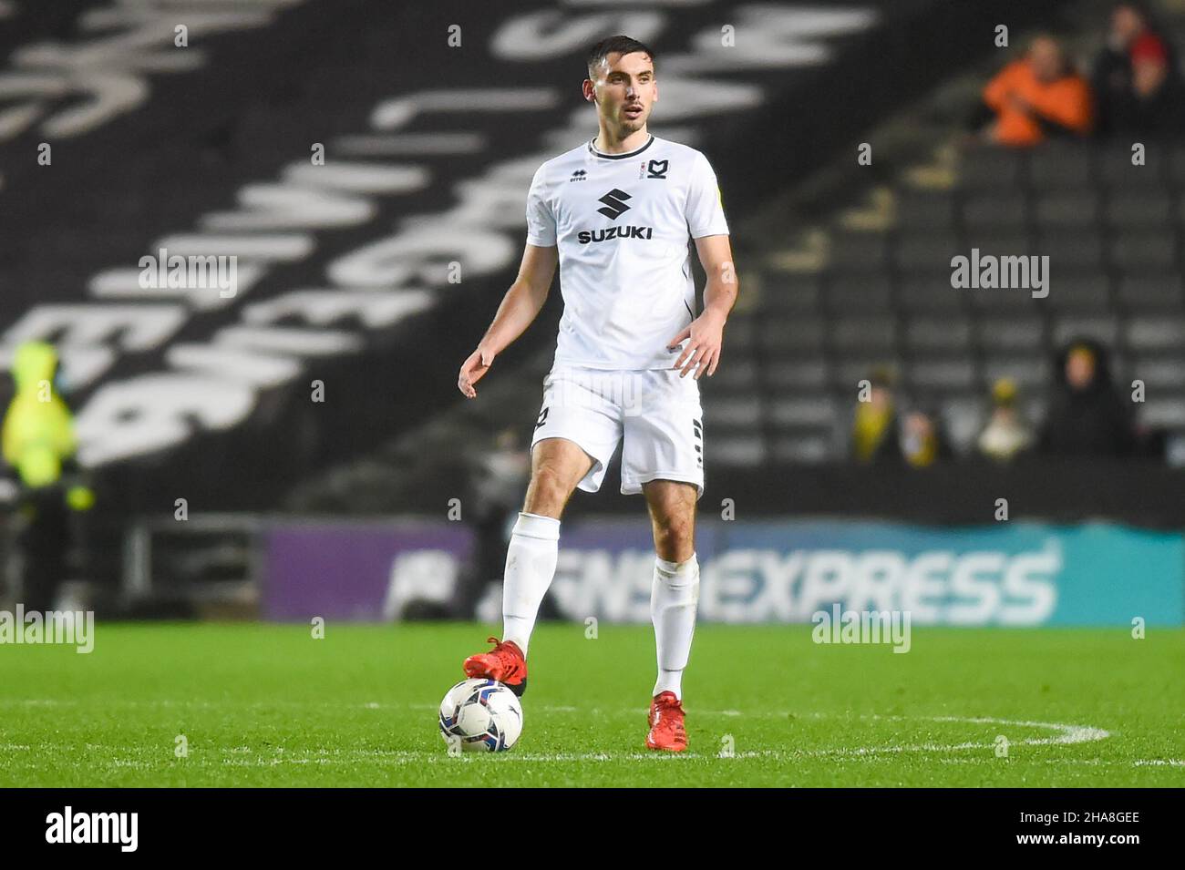 Milton Keynes, Großbritannien. 11th Dez 2021. Warren Ohoro (5 Milton Keynes Dons) während des Spiels der Sky Bet League 1 zwischen MK Dons und Oxford United am 11. Dezember 2021 im Stadion:mk, Milton Keynes, England. Foto von Kevin Hodgson/Prime Media Images. Quelle: Prime Media Images/Alamy Live News Stockfoto