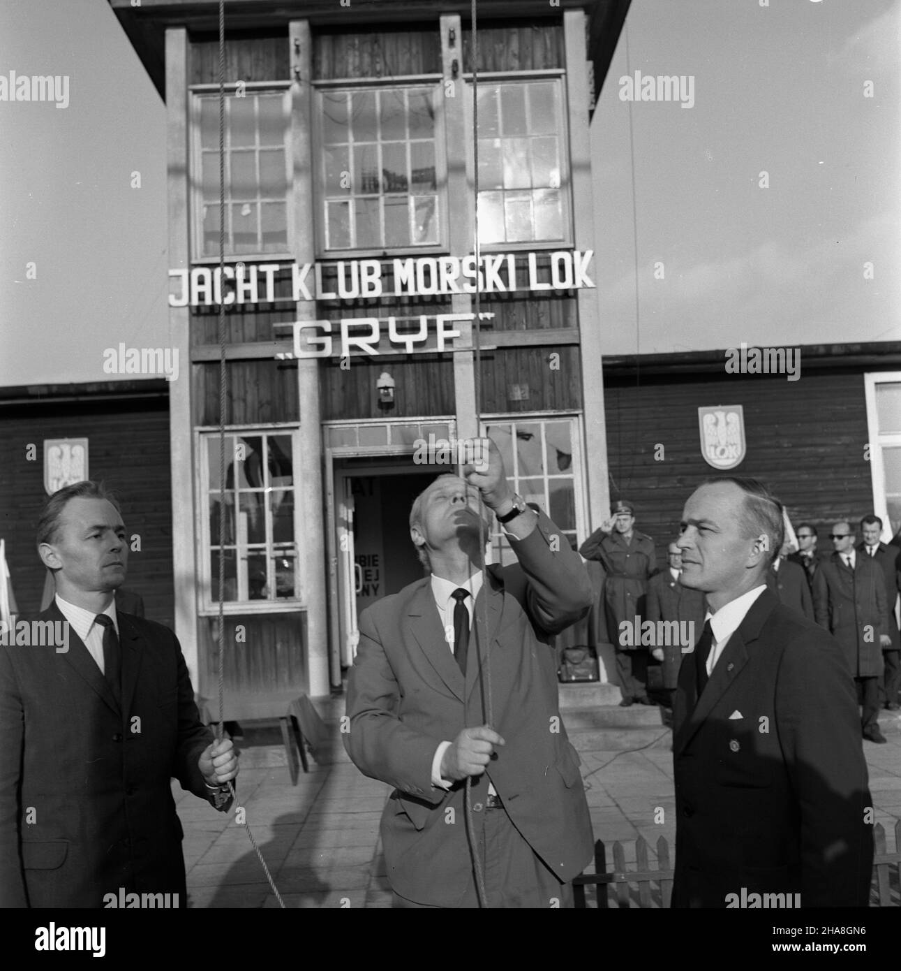 Gdynia, 1969-11-16. W uroczystoœciach zamkniêcia sezonu letniego w ¿eglarstwie, w siedzibie Jacht Klubu Morskiego Gryf LOK Gdynia (Al. Jana Paw³a 11A), wzi¹³ udzia³, Jako goœæ honorowy, kpt. Leonid Teliga. Ponadto obecni byli m.in. prezes zarz¹du g³ównego Ligi Obrony Kraju gen. Bryg. Zbigniew Szyd³owski, wiceprzewodnicz¹cy Wojewódzkiej Rady Narodowej Henryk Œliwowski, wiceprzewodnicz¹cy WRN £ukasz Balcer oraz komandor JKM Gryf LOK Gdynia Jerzy Abacjew. Podczas uroczystoœci nast¹pi³o wrêczenie nagród Conrada kapitanowi L. Telidze i za³odze jachtu FREYA. Z. Szyd³owski odznaczy³ L. Teligê oraz Stockfoto