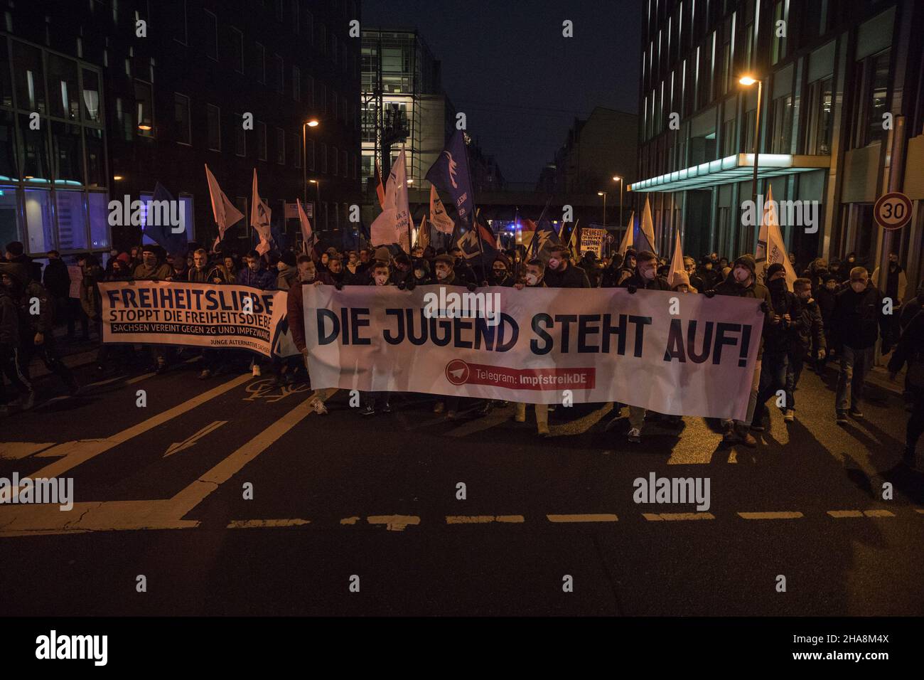 Berlin, Deutschland. 11th Dez 2021. Die AfD protestiert in Berlin gegen die Impfpolitik, organisiert von der Jungen Alternative für Deutschland, dem Jugendflügel der rechtsextremen Partei Alternative für Deutschland. (Foto: Michael Kuenne/PRESSCOV/Sipa USA) Quelle: SIPA USA/Alamy Live News Stockfoto