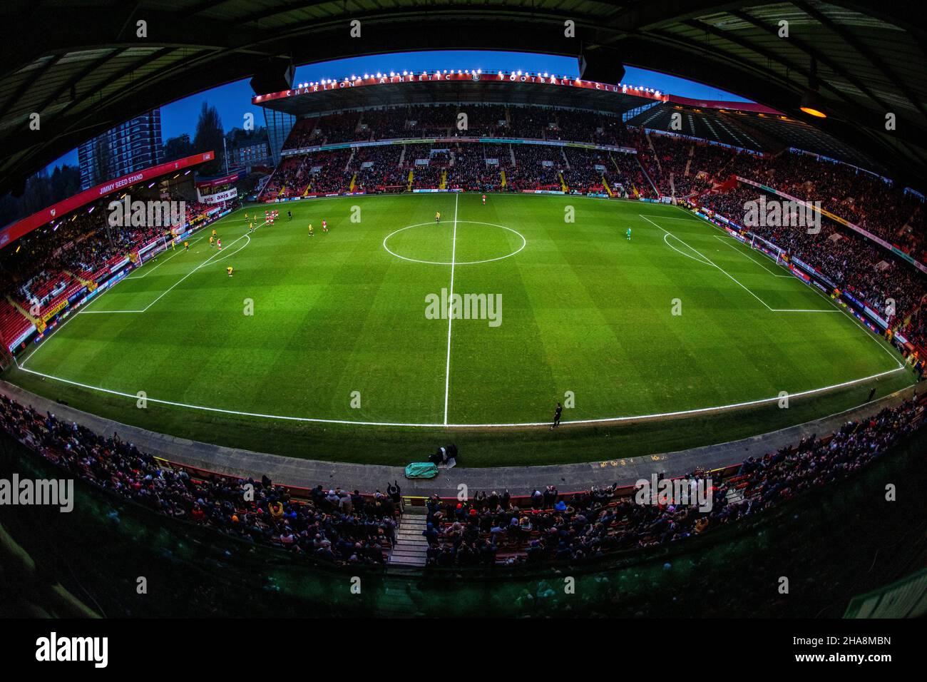 Eine weite Sicht auf die Charlton Athletic Spieler, die nach dem ersten Tor feiern, das Conor Washington während des Sky Bet League One-Spiels im Valley, London, erzielte. Bilddatum: Samstag, 11. Dezember 2021. Stockfoto