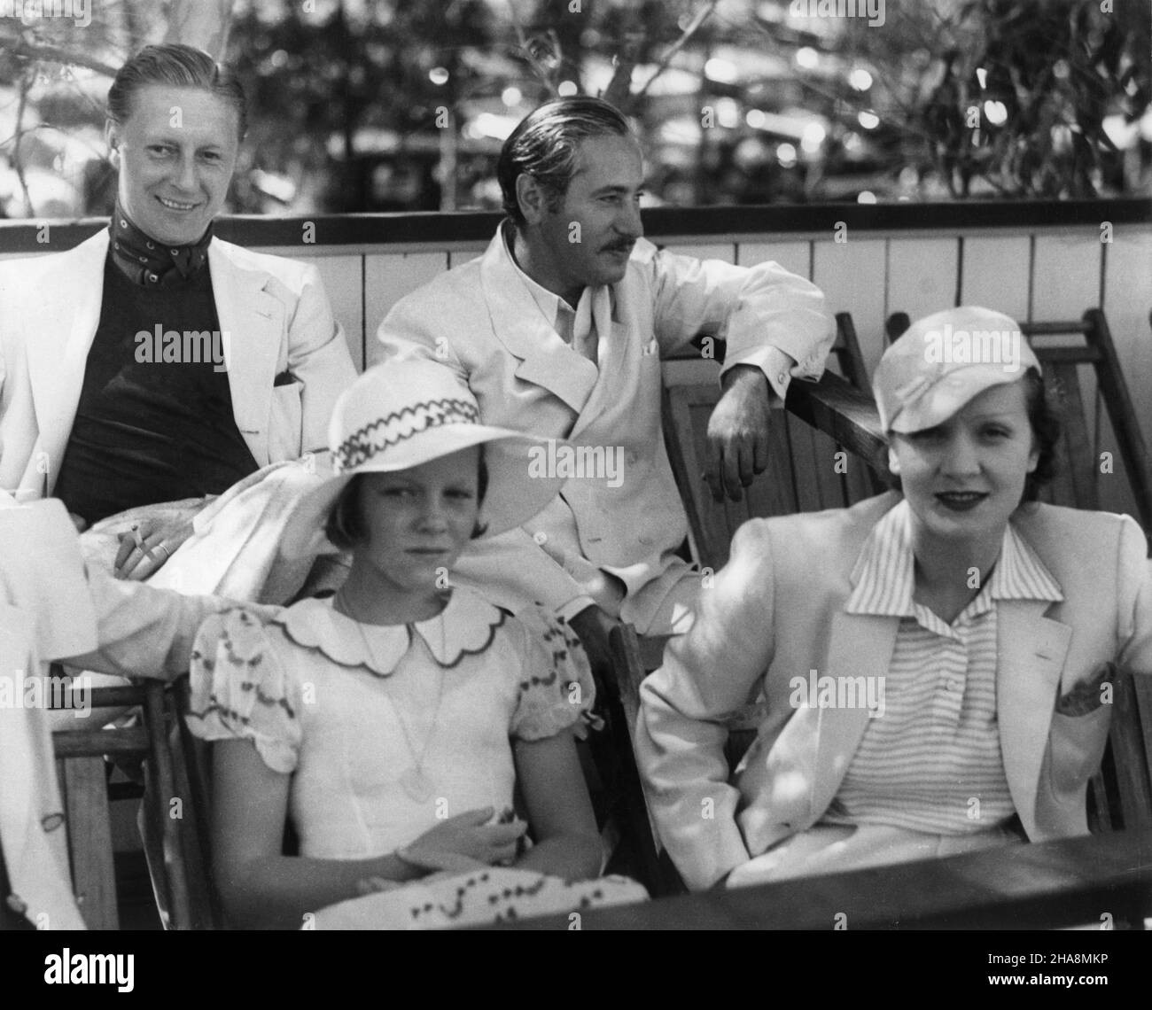 MARLENE DIETRICH mit ihrem Mann RUDOLF SIEBER Regisseur JOSEF von STERNBERG und ihrer Tochter MARIA SIEBER bei einem Charity Polo Game am 30th 1934. Juli auf dem Uplifter's Polo Field in Santa Monica, Kalifornien Stockfoto