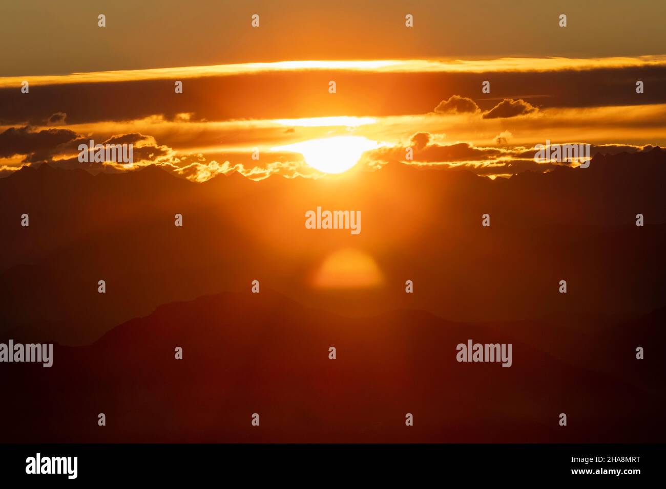 Die Sonne Während Des Sonnenaufgangs. Berglandschaft Stockfoto