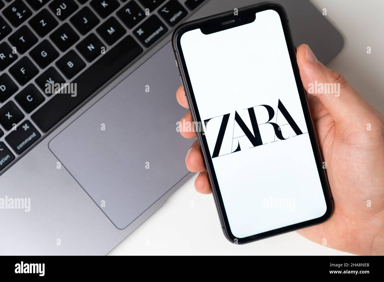 Zara-Anwendungslogo für Online-Shopping auf dem Bildschirm des Mobiltelefons. Mann Hand hält ein Smartphone mit Anwendung. November 2021, San Francisco, USA Stockfoto