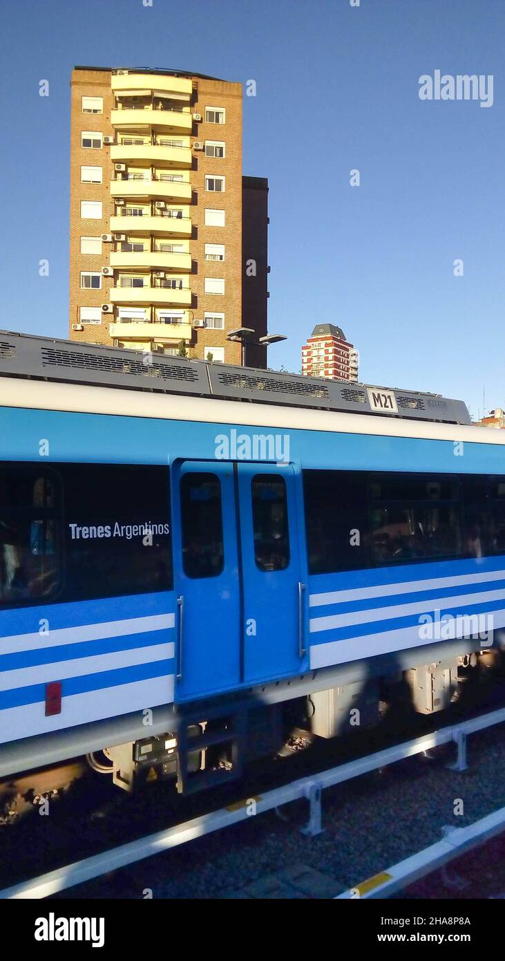 Ansicht des Stadtzuges von Trenes Argentinos, Buenos Aires, Argentinien. Hochwertige Fotos Stockfoto