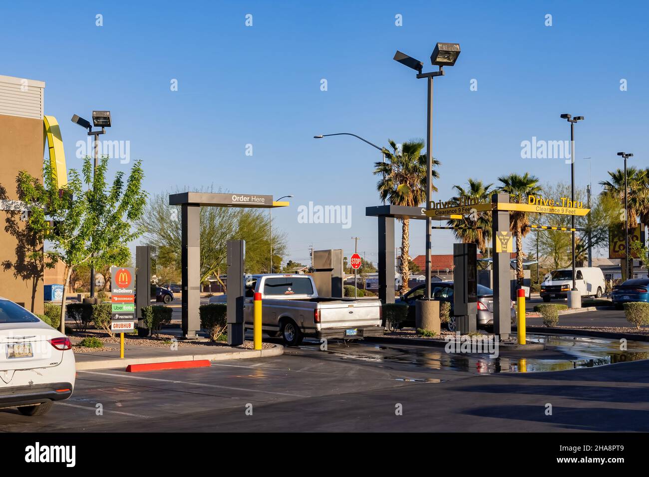 Las Vegas, APR 2 2021 - Sonnenansicht der Drive Thru Lane von McDonald Stockfoto