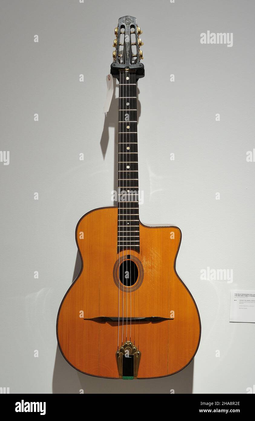 New York, USA. 11th Dez 2021. Um 1940 Henri Selmer Django Reinhardt Modellgitarre auf der Vorauktionsausstellung der Nile Rodgers Collection bei Christie's in New York, NY am 11. Dezember 2021. (Foto von Stephen Smith/SIPA USA) Quelle: SIPA USA/Alamy Live News Stockfoto