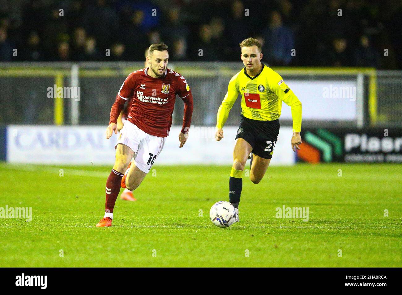 EnviroVent Stadium, Harrogate, England - 11th. Dezember 2021 Dylan Connolly (10) aus Northampton kommt von Jack Diamond (21) aus Harrogate - während des Spiels Harrogate gegen Northampton, EFL League 2, 2021/22, im EnviroVent Stadium, Harrogate, England - 11th. Dezember 2021 Credit: Arthur Haigh/WhiteRoseFotos/Alamy Live News Stockfoto