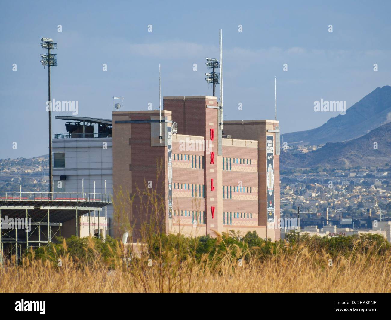 Las Vegas, 25 2021. MÄRZ - Nachmittagssicht auf das Sam Boyd Stadium vom Clark County Wetlands Park aus Stockfoto