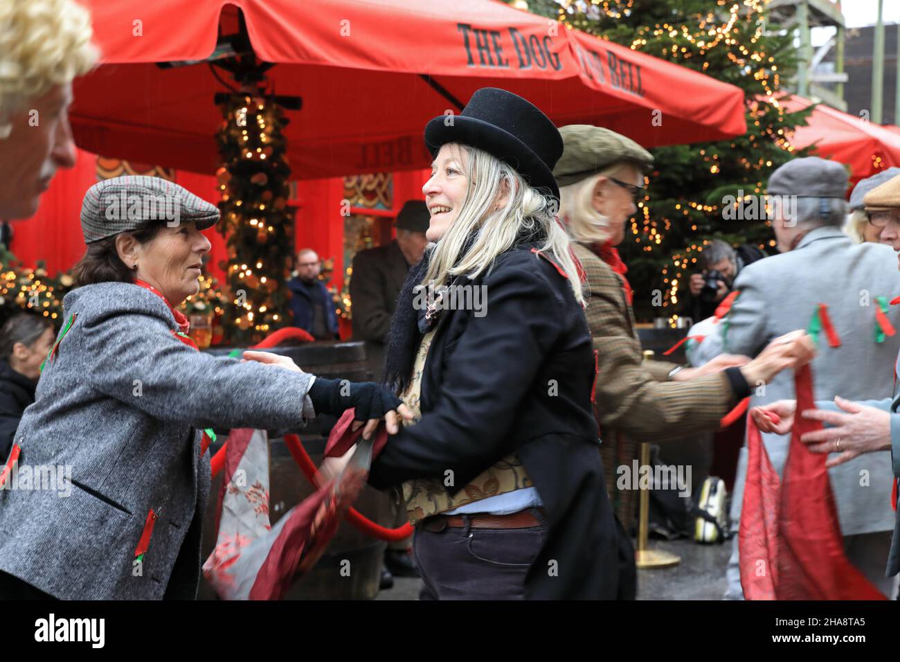 London, Großbritannien, Dezember 11th 2021. Fowlers Molly Dancers besuchen Pubs in Deptford, SE London. Molly Dancing ist eine Form des englischen Morris-Tanzes und wird traditionell von außer-Arbeit Pflugbys (verkleidet) im Winter des 19th. Jahrhunderts durchgeführt, um etwas Biergeld zu verdienen. Monica Wells/Alamy Live News Stockfoto