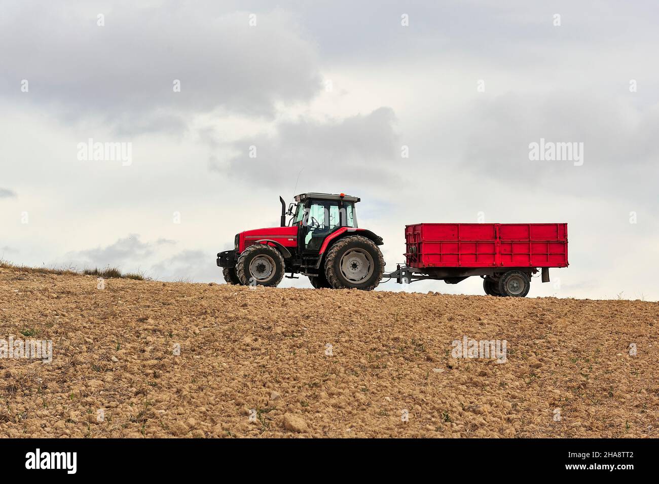 Traktor, der landwirtschaftliche Arbeiten auf dem Feld macht Stockfoto