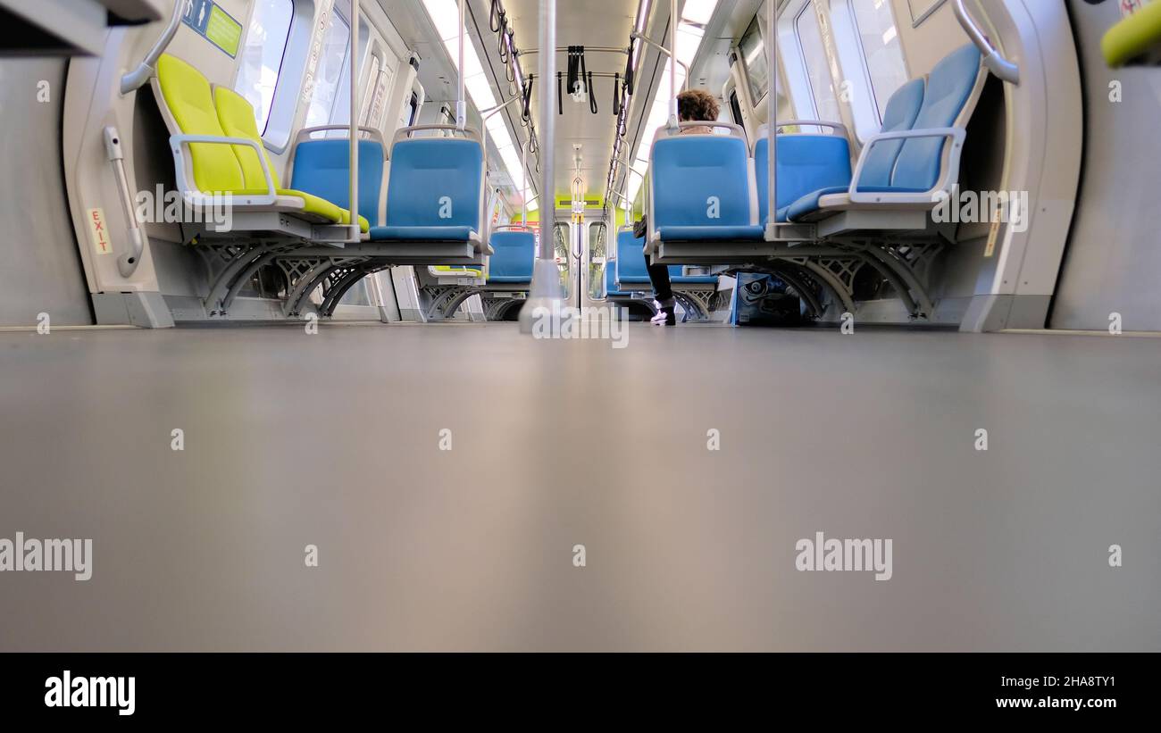 Innenansicht des Sitzbereichs des Bay Area Rapid Transit-U-Bahn-Wagens; Sitzplätze für öffentliche BART-Verkehrsmittel in San Francisco, Kalifornien. Stockfoto