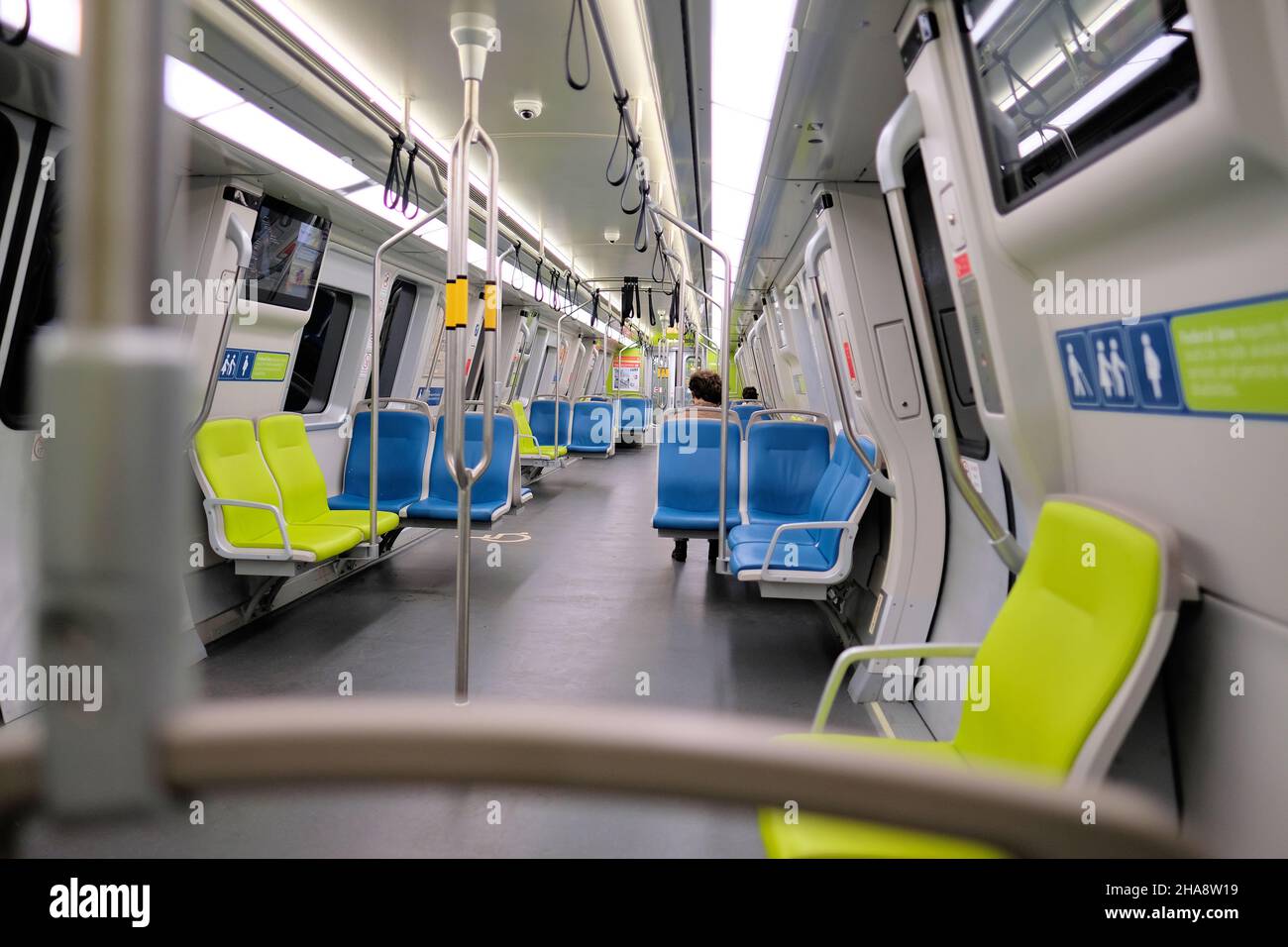 Innenansicht des Sitzbereichs des Bay Area Rapid Transit-U-Bahn-Wagens; Sitzplätze für öffentliche BART-Verkehrsmittel in San Francisco, Kalifornien. Stockfoto