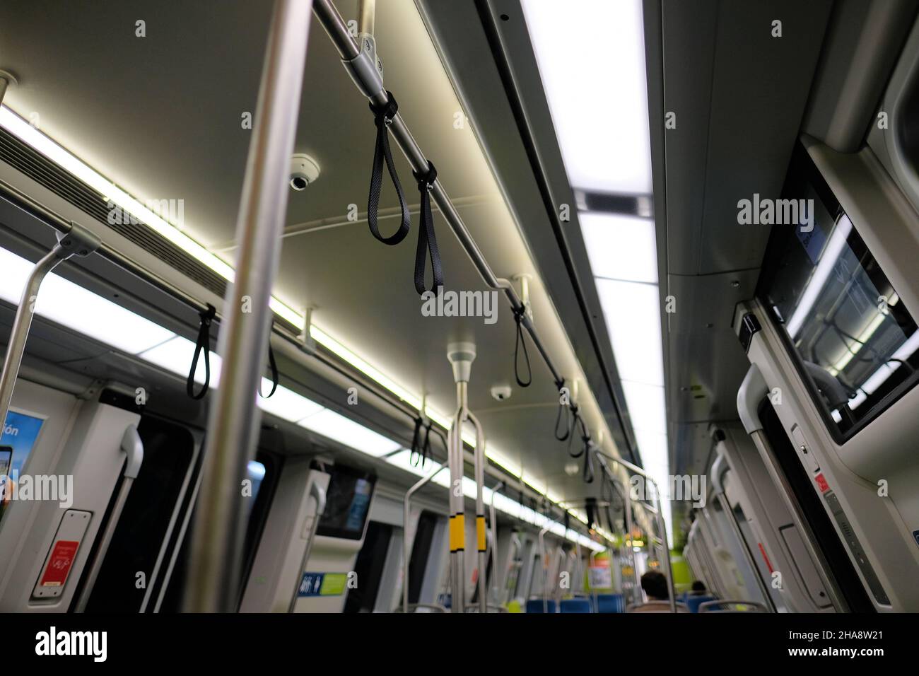 Innenansicht eines Bay Area Rapid Transit-U-Bahn-Wagens; San Francisco, Kaliforniens BART-Nahverkehr; Handschlaufen. Stockfoto