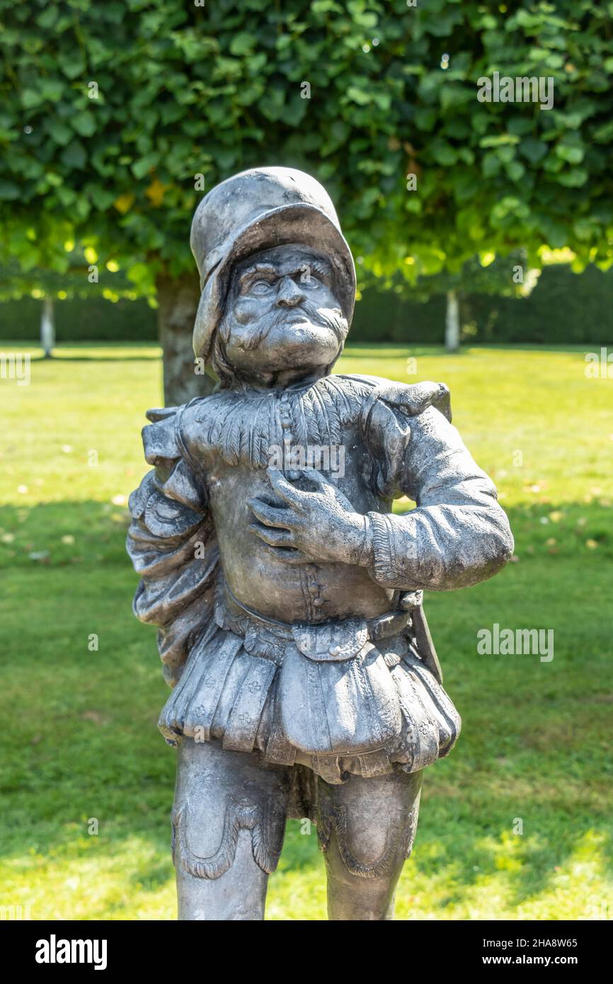 Statue im Rosengarten des Hauses Batemans Rudyard Kiplings, das jetzt dem nationalen Trust in burwash East Sussex gehört Stockfoto