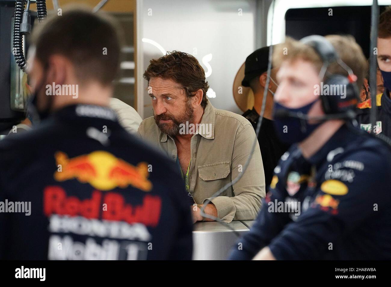 11.12.2021, Yas Marina Circuit, Abu Dhabi, FORMEL 1 ETIHAD AIRWAYS ABU DHABI GRAND PRIX 2021, im Bild besucht Schauspieler Gerard Butler die Red Bull Box. Stockfoto
