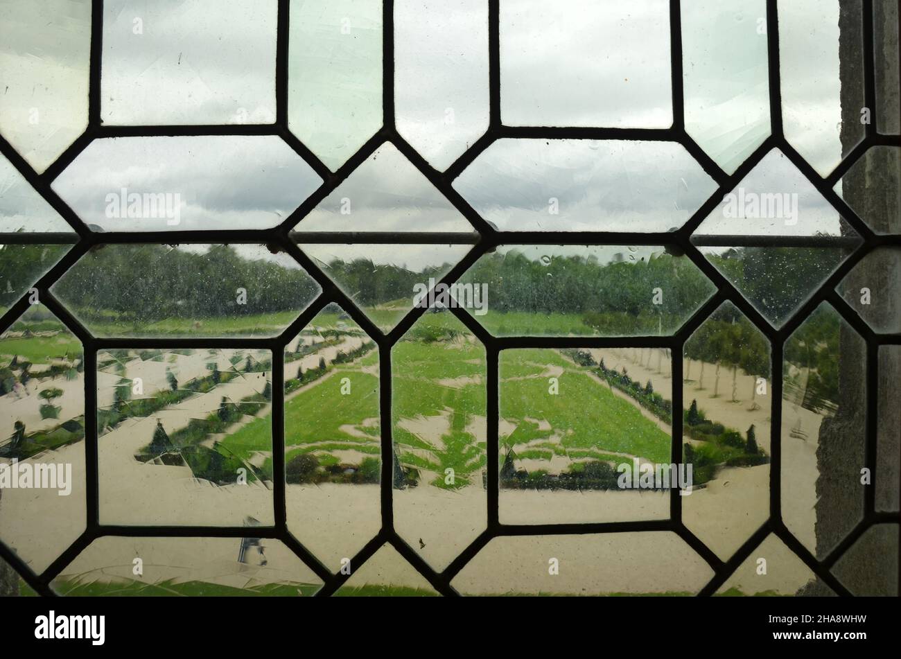 Blick auf den Garten der Burg Chambord durch ein Buntglasfenster. Stockfoto