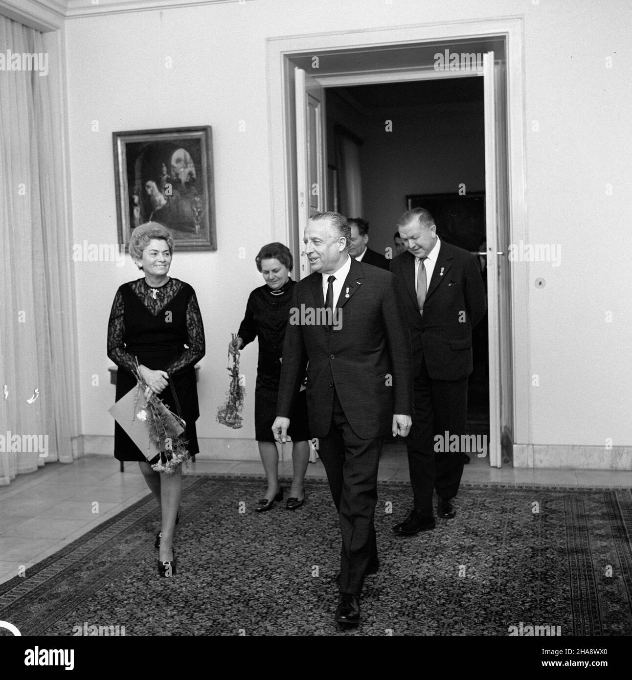 Warszawa, 1969-11-18. W Belwederze odby³a siê uroczystoœæ wrêczenia aktów nominacyjnych grupie nowo mianowanych profesorów. NZ. przewodnicz¹cy Rady Pañstwa Marsza³ek Polski Marian Spychalski (P) w towarzystwie prof. Nadzwyczajnej Eugenii Domagaliny (L). uu PAP/Zbigniew Matuszewski Warschau, 18. November 1969. Die Nominierungsakte wurden einer Gruppe von neu nominierten Professoren im Schloss Belvedere überreicht. Im Bild: Nationalratsvorsitzender Marian Spychalski (rechts), Eugenia Domagalina (links). uu PAP/Zbigniew Matuszewski Stockfoto