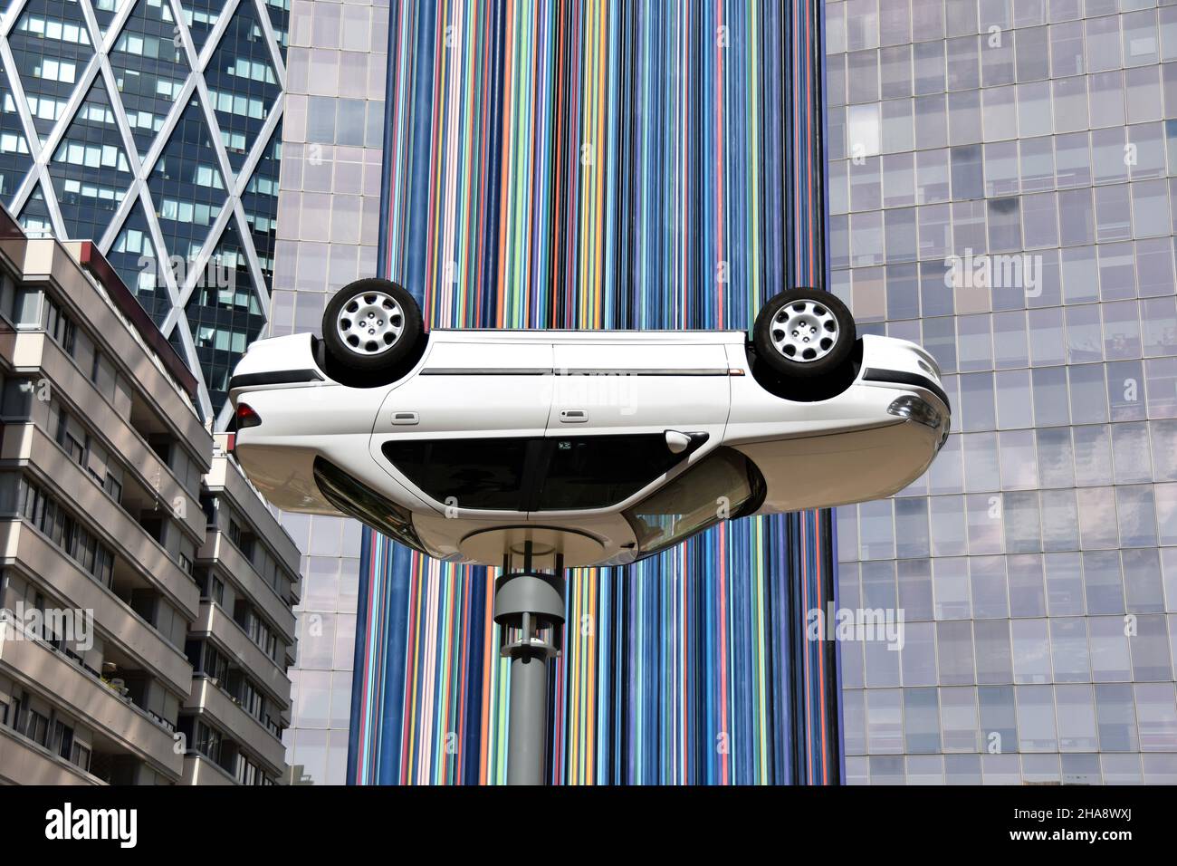 Dieses Kunstwerk von Benedetto Bufalino ist ein umgedrehtes Auto, um es in eine Straßenbeleuchtung zu verwandeln. Hinter diesem Kunstwerk steht le moretti. Stockfoto