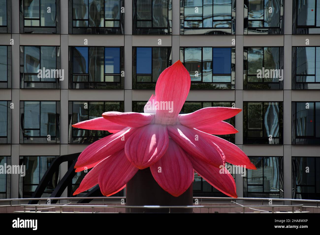 Im Pariser Geschäftsviertel La Défense befindet sich die monumentale Breathing Flower des koreanischen Künstlers Choi Jeong Hwa. Der Durchmesser beträgt 7 Meter. Stockfoto