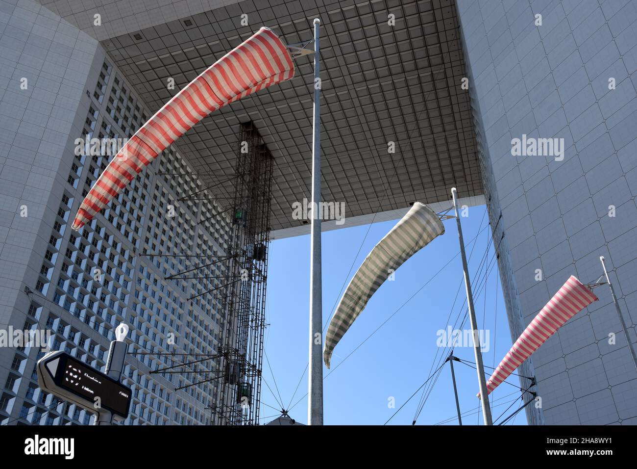 Die Arche de la Défense, ein großes Gebäude in Paris, das von Präsident Mitterand in Auftrag gegeben und vom dänischen Architekten Johan Otto von Spreckelsen entworfen wurde. Stockfoto