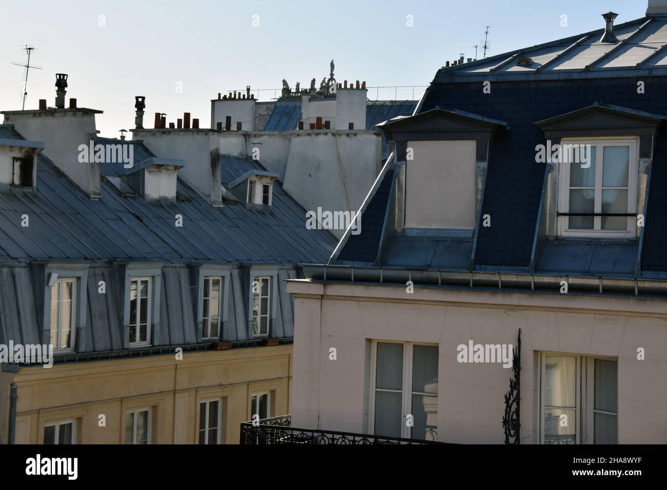 Die Dächer von Paris im Stadtteil Marais, in der Nähe des Museums für moderne Kunst Beaubourg. Stockfoto