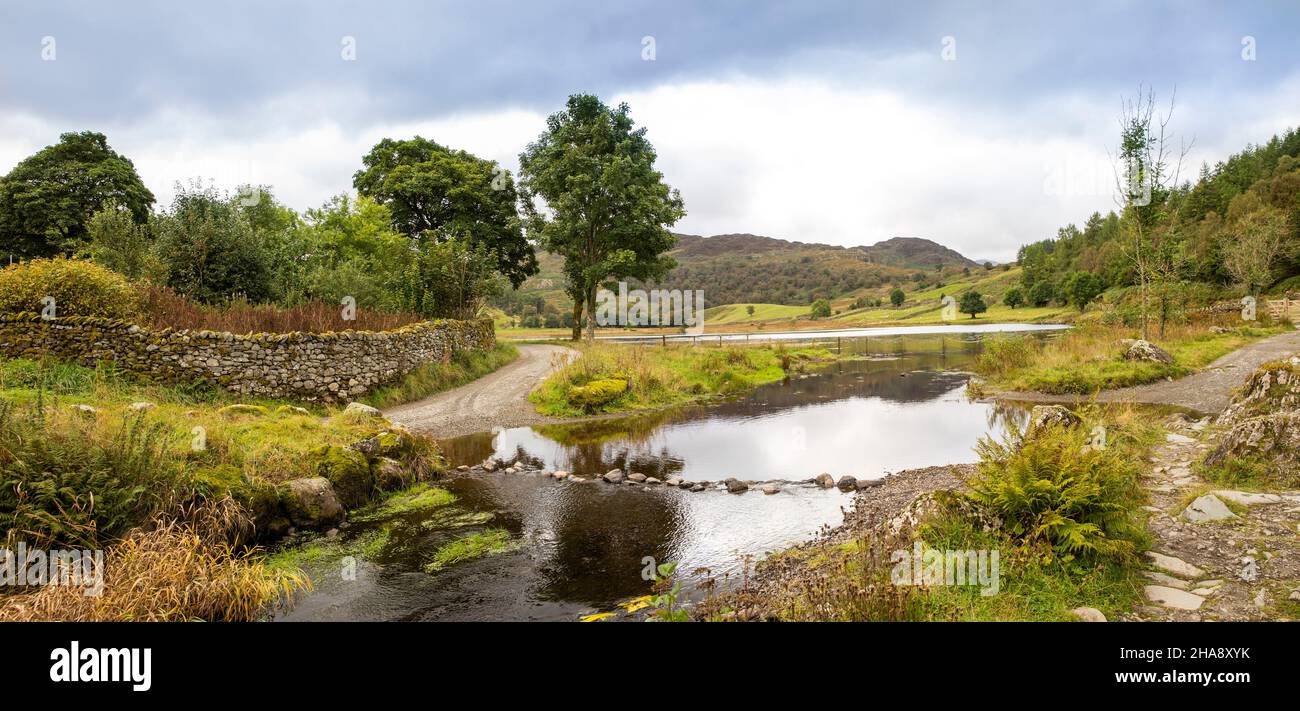 Großbritannien, Cumbria, Allerdale, Watendlath, ford über Watendlath Beck am Tarn, Panorama Stockfoto