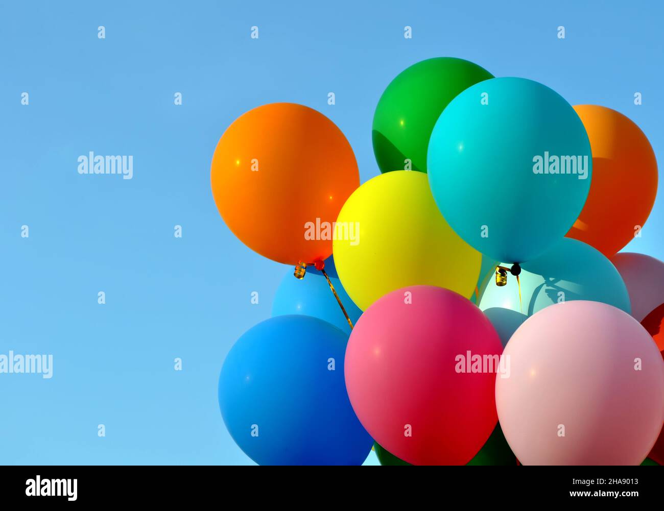 Haufen von bunten Ballons in der Stadt Festival auf klaren blauen Himmel Hintergrund Stockfoto