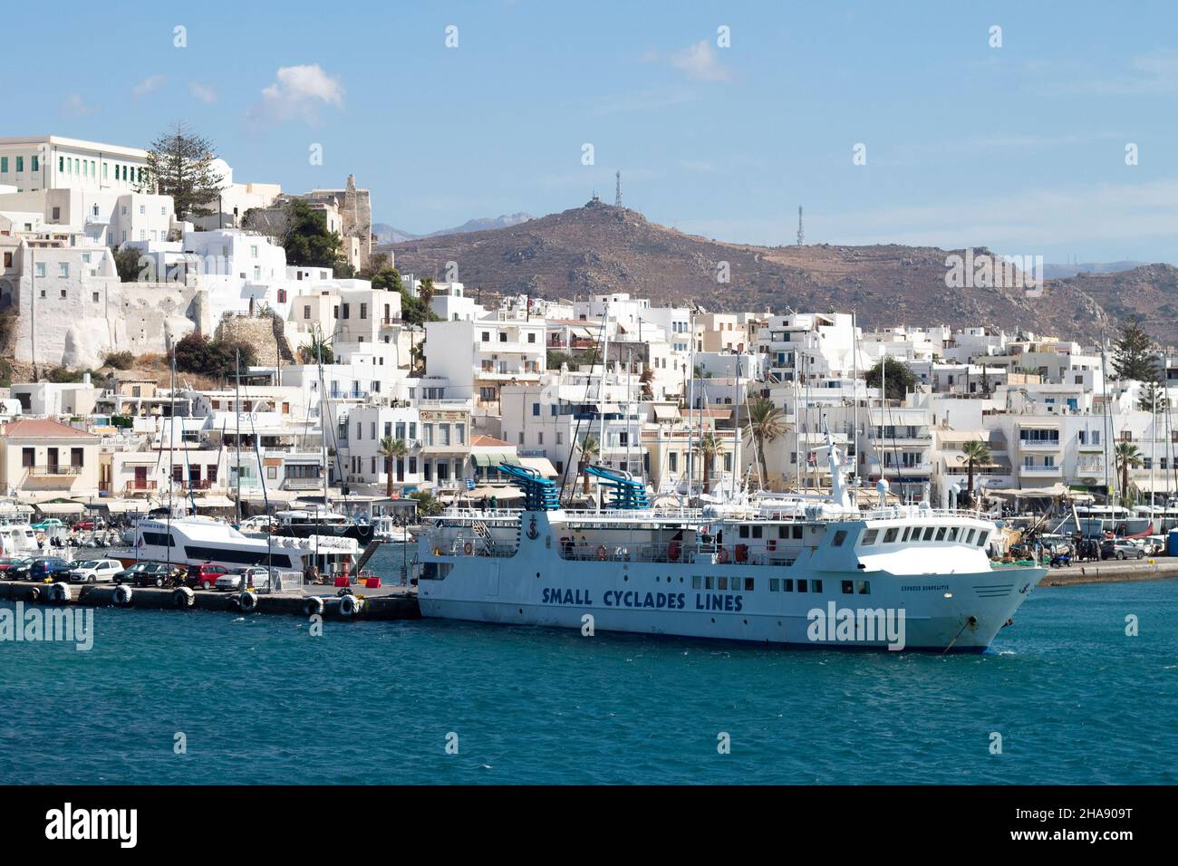 Insel Naxos - Griechenland - September 21 2009 : wunderschöner historischer Hafen. Eine sonnige Sommerlandschaft. Blauer Himmel und Kopierbereich. Stockfoto