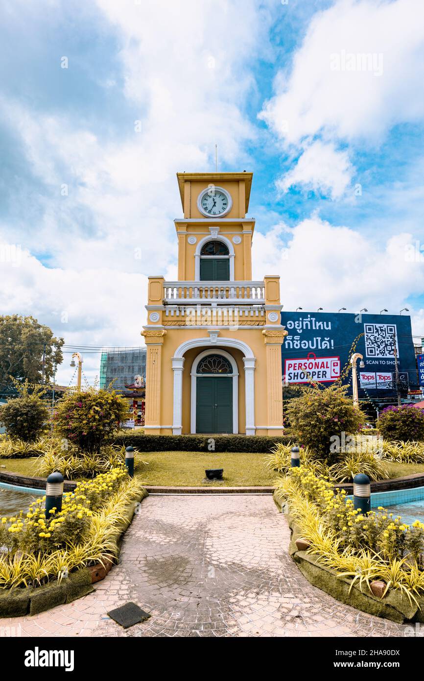 Phuket, Thailand - Dezember 2021: Phuket Town Clock Tower im Kreisverkehr im Stadtzentrum von Phuket, Thailand. Ein Wahrzeichen der Stadt Phuket, Stockfoto