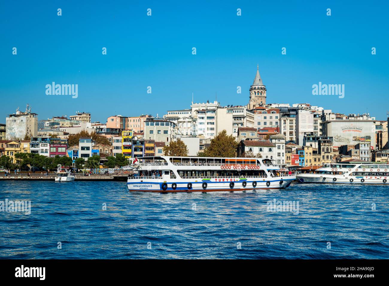 Istanbul, Türkei - November 2021: Istanbul Stadtbild mit Galata Turm im Hintergrund. Blick auf die Stadt Karakoy und Galata in Istanbul Stockfoto