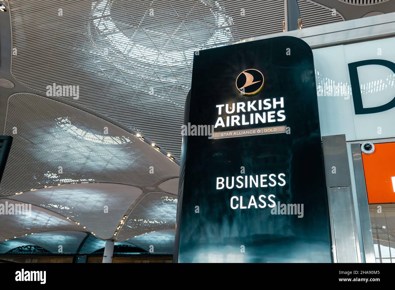 Istanbul, Türkei - 2021. November: Check-in-Schalter von Turkish Airlines am Flughafen Istanbul. Logo von Turkish Airlines Stockfoto