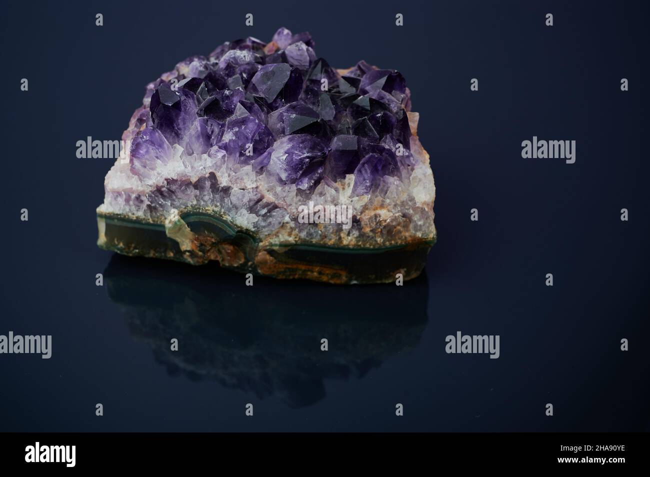 amethyst-Edelstein auf dunklem Hintergrund Stockfoto