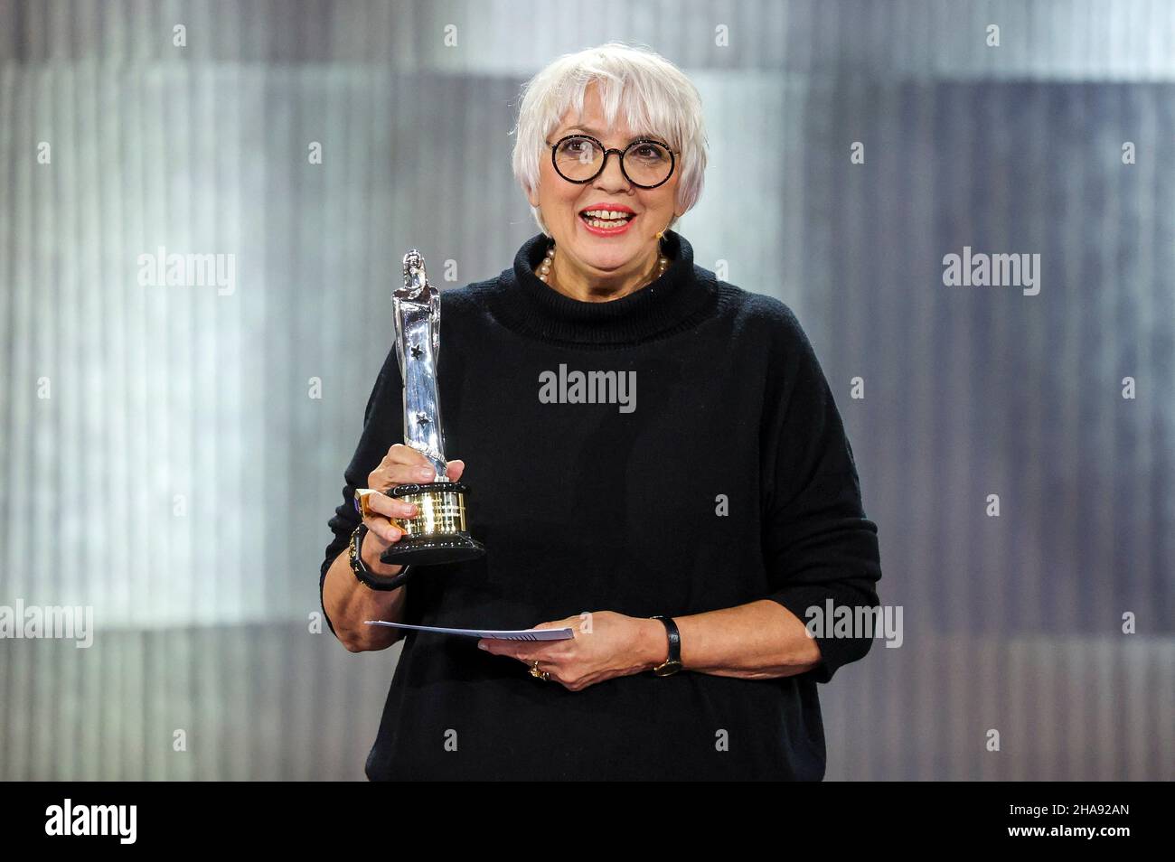 Berlin, Deutschland. 11th Dez 2021. Claudia Roth (Bündnis 90/die Grünen), Staatsministerin für Kultur und Medien, überreicht den Eurimages Co-Production Award bei der Verleihung des Europäischen Filmpreises 34th. Die European Film Academy vergibt die Preise in Berlin. Kredit: Christian Mang/Reuters/Pool/dpa/Alamy Live Nachrichten Stockfoto