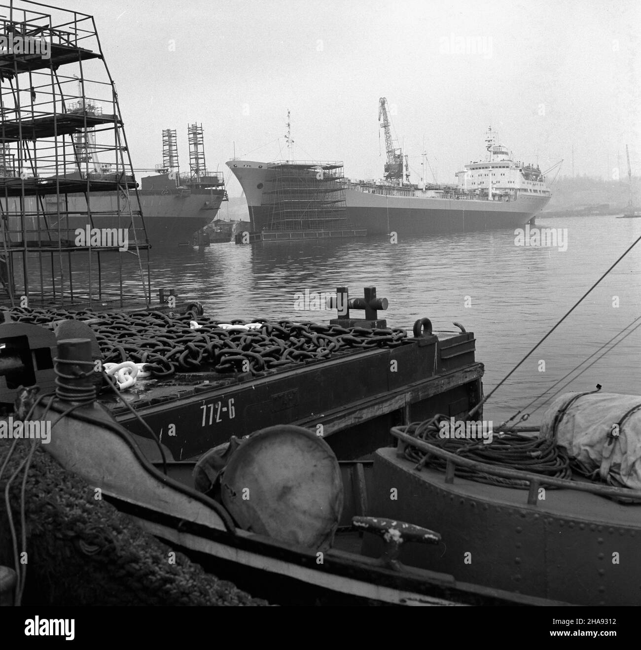 Gdynia, 1969-11-15. W maju 1945 r. rozpoczêto odbudowê przedwojennej Stoczni Gdyñskiej zniszczonej podczas nalotów w 1943 i 1944 r. Otrzyma³a now¹ nazwê: Stocznia im. Komuny Paryskiej. W listopadzie 1969 r. polski przemys³ stoczniowy obchodzi³ 20-lecie eksportu statków do ZSRR. NZ. w g³êbi ostatnie prace na burcie m/s Dru¿von Narodów, zbiornikowca przygotowanego dla radzieckiego armatora. Matk¹ chrzestn¹ statku zosta³a Walentyna Tiereszkowa. uu PAP/Janusz Uklejewski Gdynia, 15. November 1969. Der Wiederaufbau der Gdynia-Werft vor dem Krieg wurde während der Luftangriffe 1943 und 1944 im Mai zerstört Stockfoto