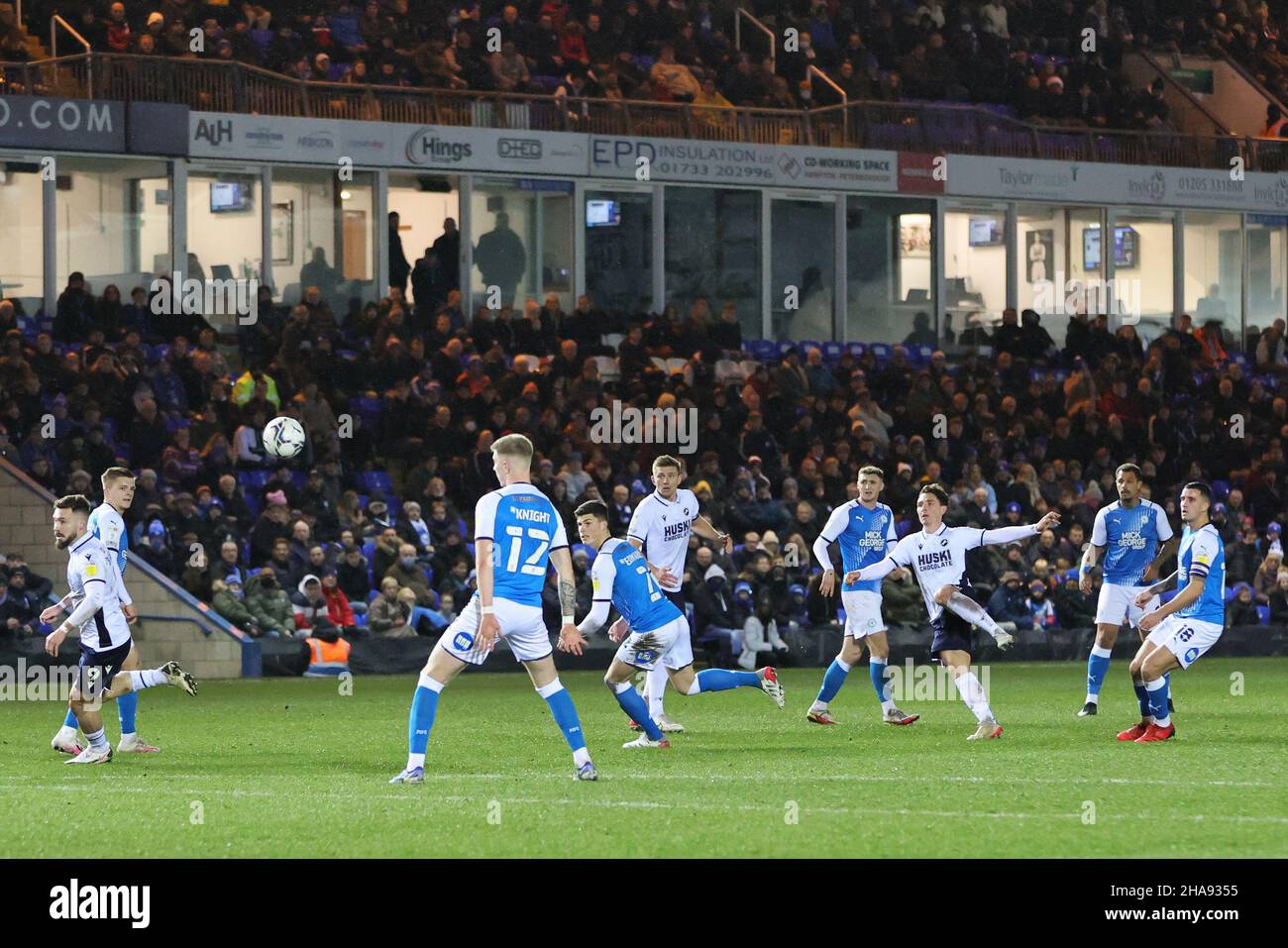 PETERBOROUGH, GBR. DEZ 11TH. Danny McNamara von Millwall schießt beim Sky Bet Championship-Spiel zwischen Peterborough United und Millwall in der London Road, Peterborough, am Samstag, dem 11th. Dezember 2021, auf das Tor. (Kredit: James Holyoak | MI News) Kredit: MI Nachrichten & Sport /Alamy Live News Stockfoto